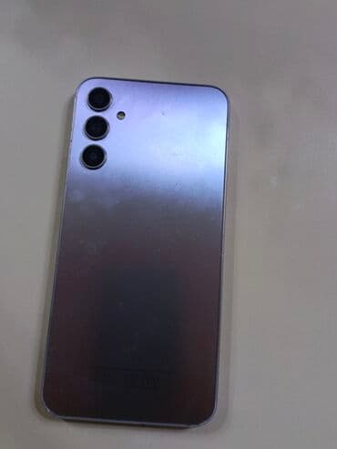 Audio: Smartfon – gümüş rəngli korpus, üçlü arxa kamera və damcı formalı ön — 5