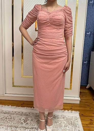 Pudra-çəhrayı rəngdə zərli midi don - Model: bədənə oturan, düz kəsim
