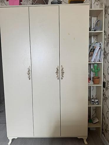 açarlı dolab: İşlənmiş, 3 qapılı, Bej, Açılan, Düz dolab — 3