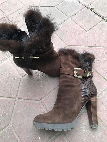 qadın çəkmələri: Qəhvəyi rəngli süet qadın yarımboğaz çəkmələri təqdim olunur. Bu — 3