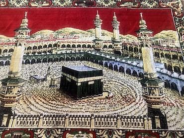 Məkkə–Kəbə təsvirli dekorativ xalça 45 ilin 1.20 1.80 s. Olcu - — 1