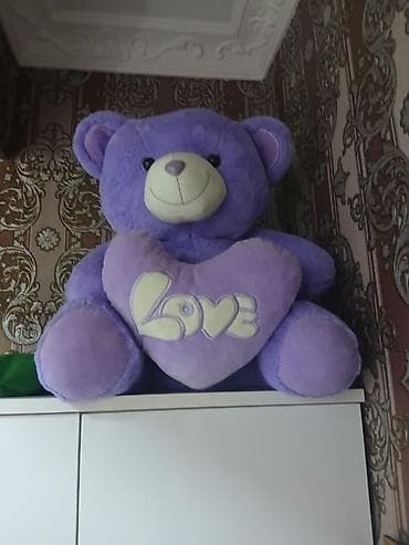 Böyük ölçülü bənövşəyi plyuş ayı oyuncağı. Yumşaq, həcmli və