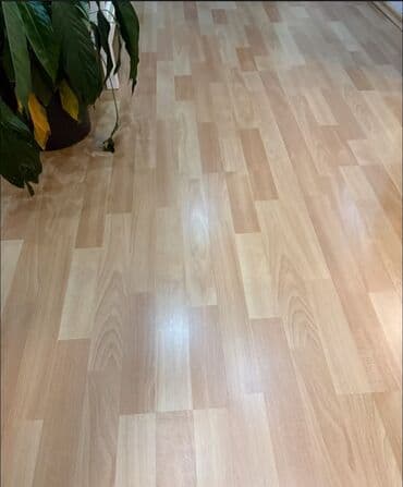 Üstdən sökülmə lamimat satılır.təxminən 20-25 kvadrat olar.yaxşı