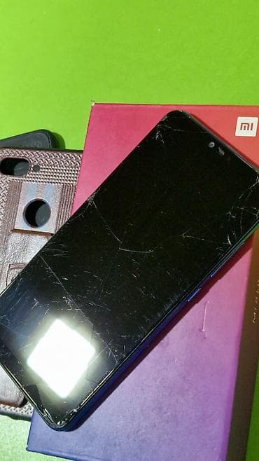 cinde 5 manatliq internet paketi: Xiaomi Mi 8 Lite, 32 GB, rəng - Göy, 
 Qırıq — 1