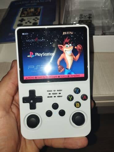 vip cs2 com m416: Ağ rəngdə "GAME MASTER R36S" modelli portativ oyun konsolu. Konsol əl — 2