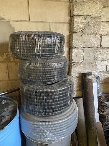 Plastik qoruyucu qofra boru satılır. Şəkildə müxtəlif rəngdə və rulon