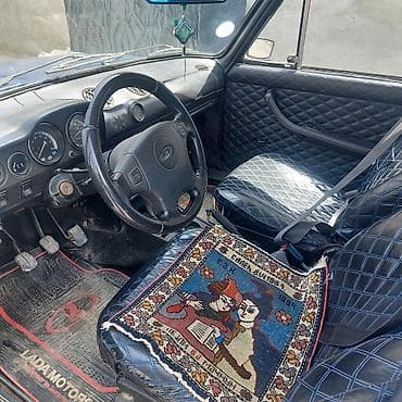 antikvar maşınlar: VAZ 2106, mavi rəng, sedan kuzov Xüsusiyyətlər: - Klassik “altılıq” — 4