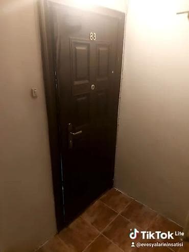 perde sederek: 2 otaqlı mənzil – geniş və işıqlı zal, ayrıca mətbəx və giriş - — 2