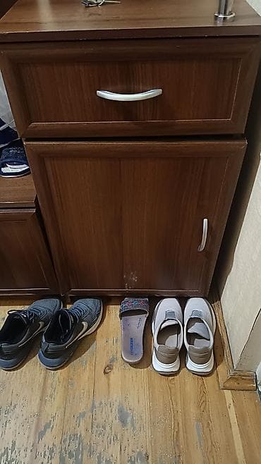 tibbi dolab: İşlənmiş, 3 qapılı, Güzgülü, Qəhvəyi, Digər material, Açılan, Düz dolab — 3