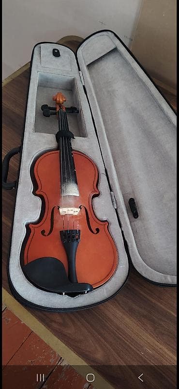 Skripka dəsti - Korpus: klassik ağac tonlarında laklanmış skripka