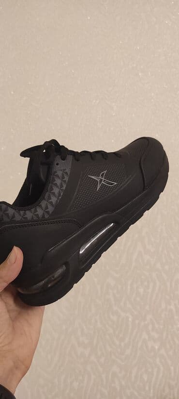 бу вещи: Qara rəngli orijinal Kinetix brendinin qaçış ayaqqabısı.Unisexdir — 2