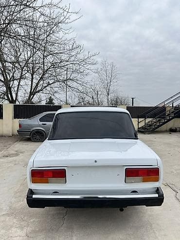 disklər təkərlər: VAZ 2107 sedan – klassik dizaynlı, ağ rəngdə. Texniki və dizayn — 4
