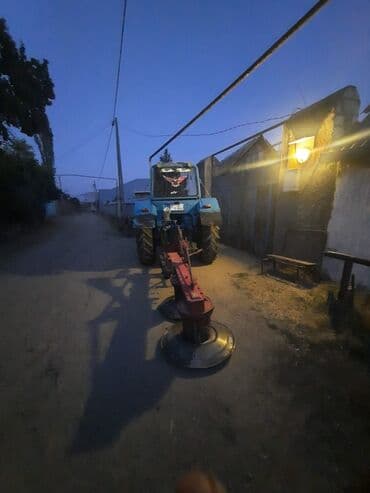 kamaz su masini: Mavi rəngli təkərli kənd təsərrüfatı traktoru. Əsas xüsusiyyətlər: - — 3