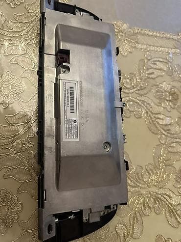 disk kredit: BMW avtomobili üçün orijinal multimedia/radio idarəetmə bloku. Etiket — 1