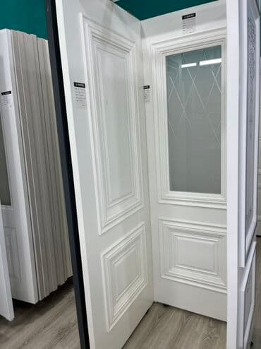 межкомнатные двери из мдф: Ağ rəngdə, şüşəli, daxili qapı. Bu qapı, klassik dizaynı ilə seçilir — 2