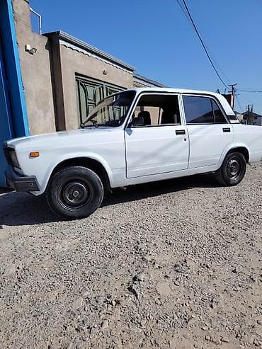 масляный радиатор: VAZ 2107 sedan – ağ rəng, 4 qapı. Texniki və xarici xüsusiyyətlər: - — 4
