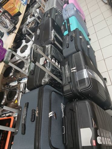 женские пластиковые чемоданы: Müxtəlif rənglərdə və ölçülərdə mövcud olan səyahət çemodanları. Bu — 5