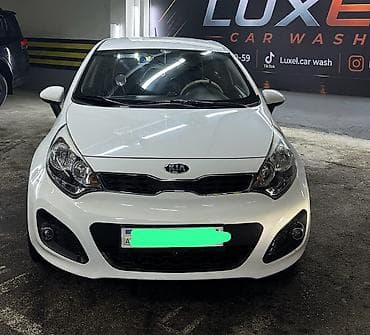 Kia Rio hatchback – ağ rəng, şəhər üçün ideal kompakt model. Texniki