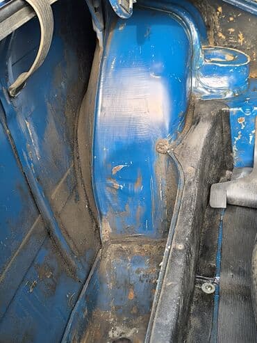 traktor yer qazan: VAZ 2107, mavi rəngli sedan Xüsusiyyətlər: - Kuzov: sedan, klassik — 17