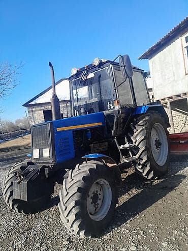 MTZ Belarus traktoru – 4x4, kabinəli, mavi-qara rəngdə. Texniki — 2