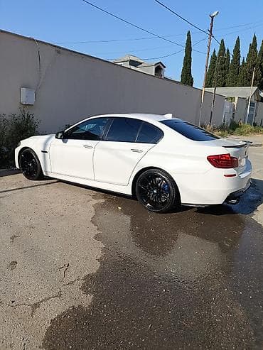 diffuser satisi: BMW 5 Series (F10) sedan – ağ rəng, agresiv M-stil eksteryer paketi — 3
