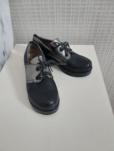 Qadın günlük ayaqqabısı - Model: bağlamalı, qabarıq rellefli iri