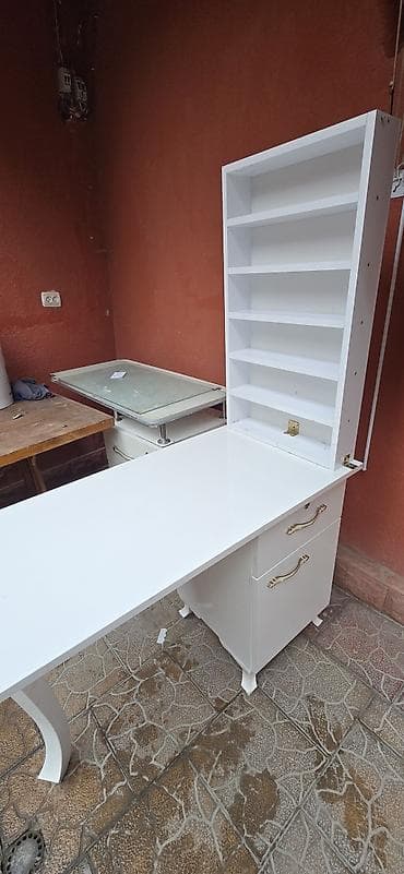 iş stolu: Ağ rəngli iş/üz masası və rəfli modul - Geniş iş səthi: laptop — 1