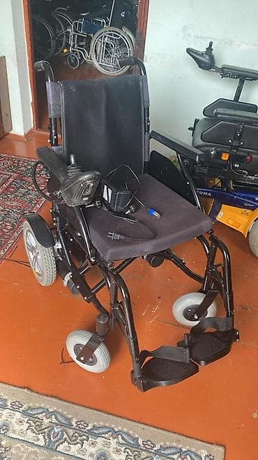 Elektrik əlil arabası - Joystick idarəetməsi: sağ qoltuqaltında