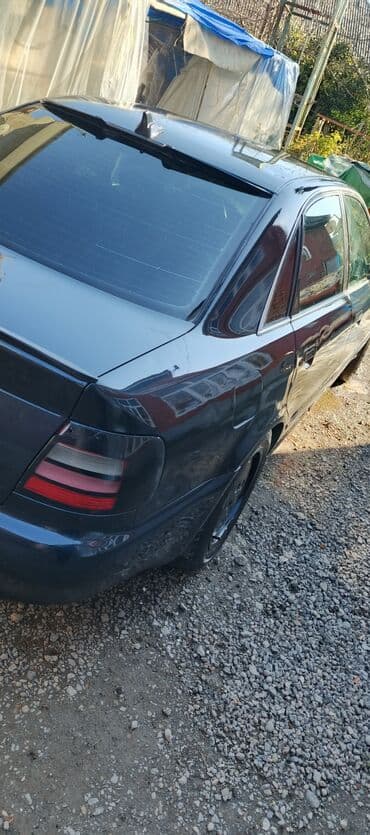 masin ev: Audi sedan (B4/B5 dövrü, təxmini 1990-lar) – qaradan mavi tonlara — 6