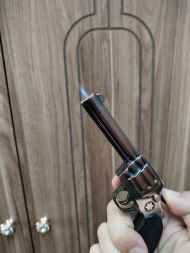 prada: Revolver formalı qazla işləyən alışqan və külqabı dəsti - Dizayn — 4