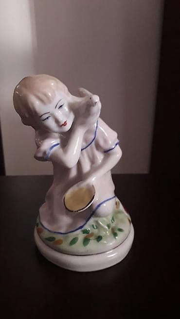 statuetki: Фарфоровая статуэтка из серии счастливое детство "Девочка кормит — 1