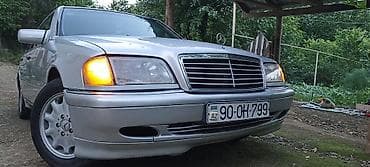 Mercedes-Benz C‑Class sedan, gümüşü rəng. Kuzov W202 dizaynı, 4 qapı — 9