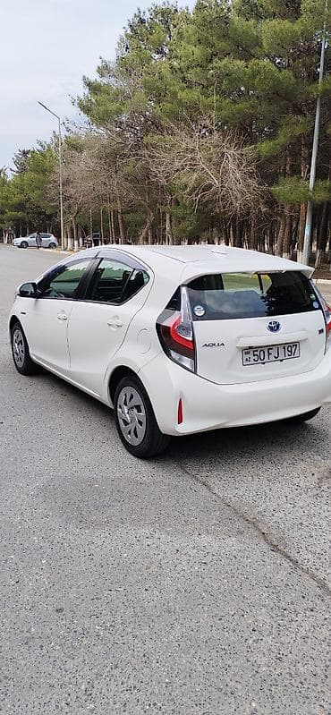 honda azerbaycan: Toyota Aqua Hybrid (ağ rəng, hatchback) - Yapon istehsalı hibrid — 5