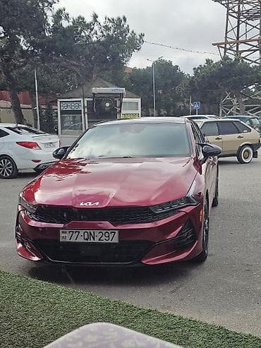kia optima kredit: Kia K5 sedan – parlaq tünd qırmızı rəngdə, idman üslublu ön dizayn və — 1