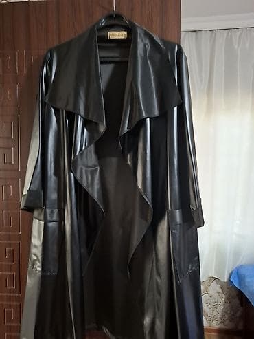 Qadınlar üçün qara, parlaq eko‑dəri trenç/plaş. - Model: açıq önlü — 1