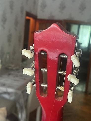 Klassik akustik gitara - Korpus: ön panel açıq rəngli ağac, yanlar və