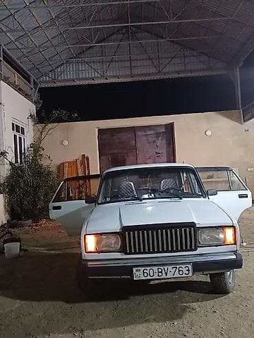 LADA 2107, ağ rəng, sedan kuzov. Xüsusiyyətlər: - Ön və arxa