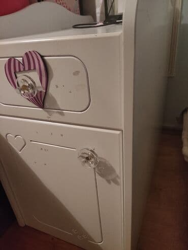 Masalar və oturacaqlar: Ağ rəngli kiçik komod/tumba - Material: MDF/taxta əsaslı, parlaq ağ — 2