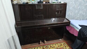 Sintezatorlar: Şaquli piano (upright) – klassik dizaynlı, tünd qəhvəyi parlaq gövdə — 1