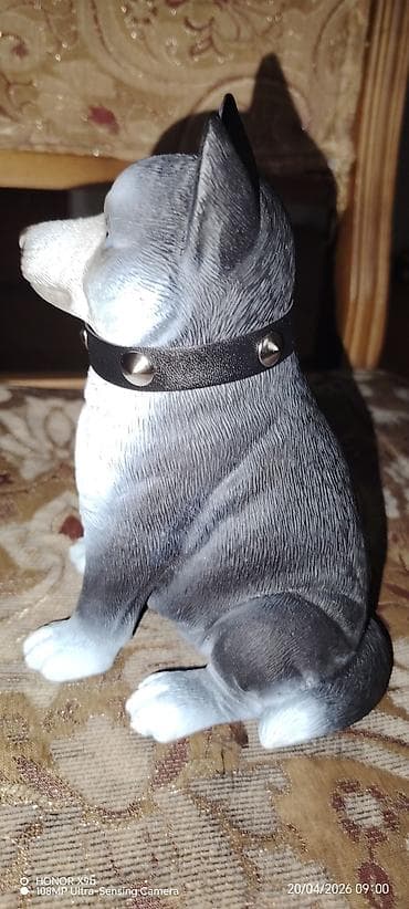 It itliyi ilə işlənmiş it fiqurlu portativ musiqi dinlədicisi/kolonka