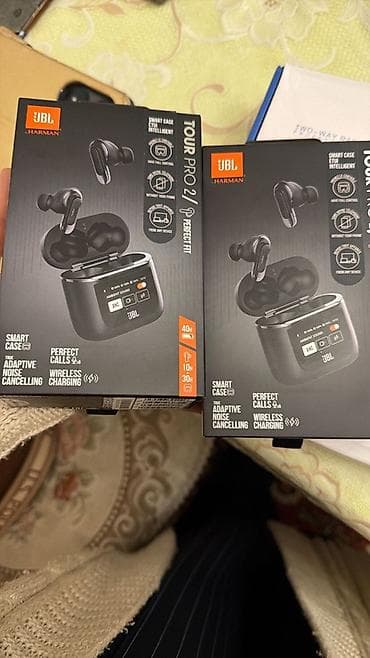 kalonka balaca: JBL Tour Pro 2 simsiz qulaqlıqlar - Smart Case: Korpus üzərində — 2