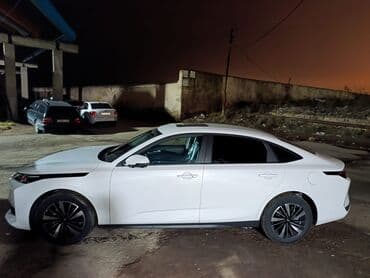 kvadrasikl satılır: Ağ rəngli müasir sedan – aerodinamik kuzov, kəskin LED ön/arka işıqlar — 2