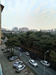 3 комнатная квартира: Bakıxanovda 5 mərtəbəli binanın 4-cü mərtəbəsində sahəsi 90 m² olan 3 — 8