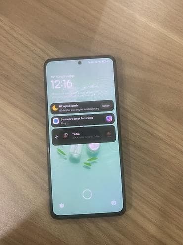Redmi smartfon - Ekran: Tam ekran, ön kamera üçün mərkəzdə