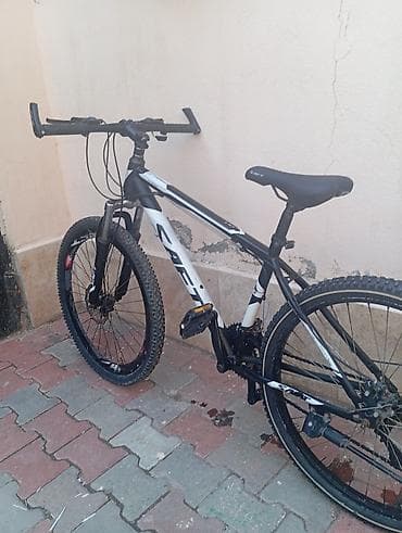 SAFT dağ velosipedi - Çərçivə: Alüminium ərintisi, qara-ağ rəng