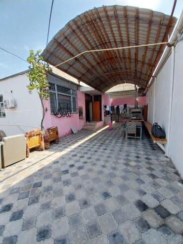 kewle qesebesinde ev: Satılır: həyətli ev - Geniş, tam daş döşəməli həyət. Hündür, taxta — 1