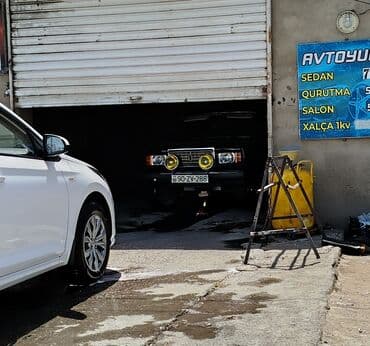 Ön hissəsində iki əlavə HELLA fənəri olan qara rəngli Lada 2107 sedan — 10
