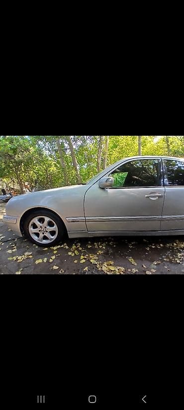 e39 radiator: Mercedes-Benz E‑Class (W210) sedan, gümüşü rəng. - Kuzov: 4 qapılı — 3