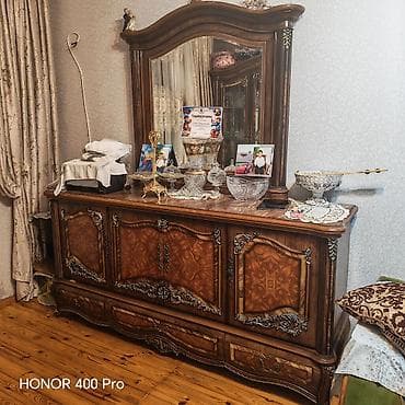 Satılır: Klassik qonaq otağı mebel dəsti. Tərkibi: - Komod-güzgü: iri