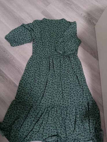 Kiçik çiçək naxışlı, yaşıl rəngdə qadın donu. Qısa qollu və yığılmış